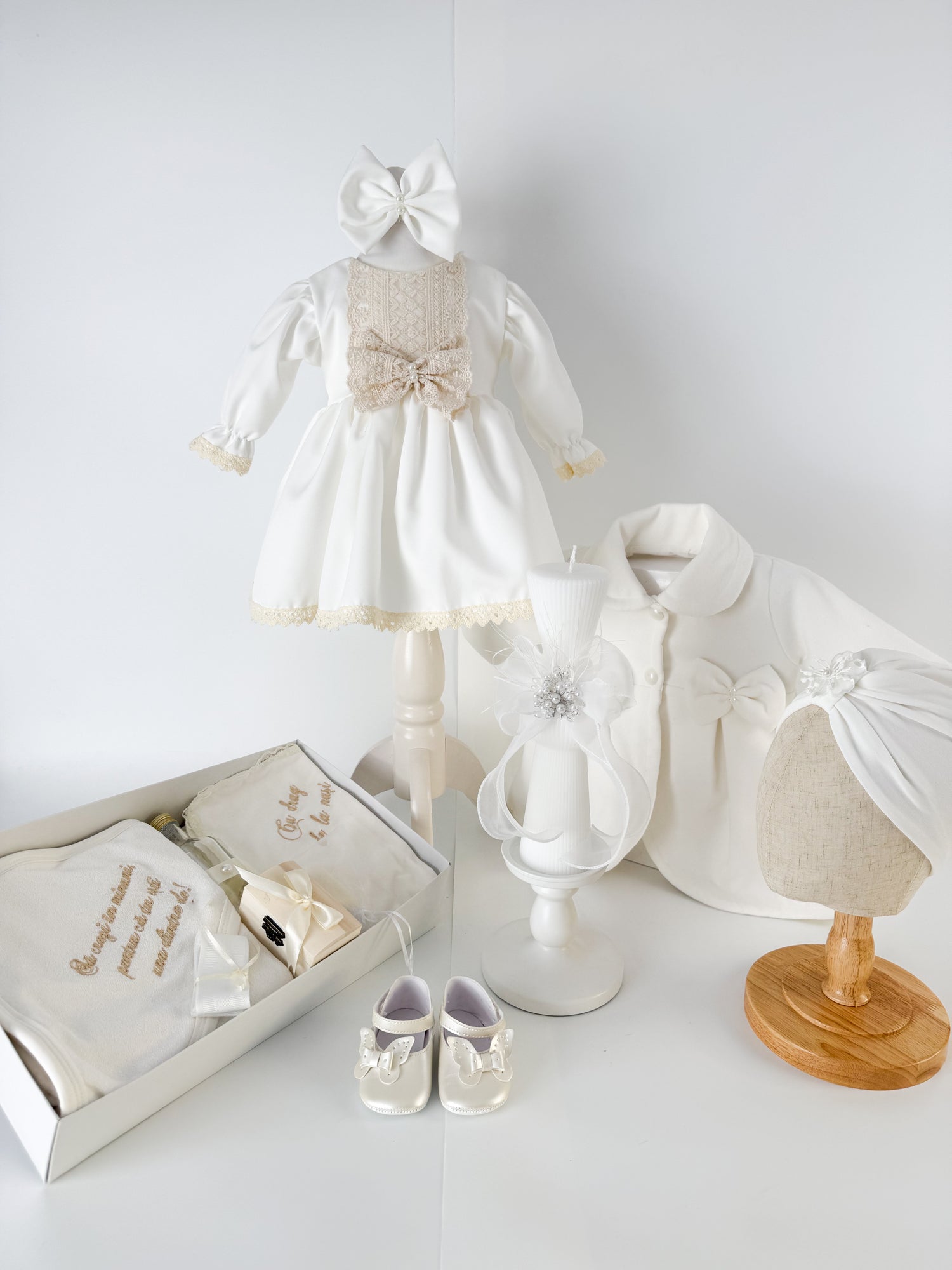 Set botez personalizat cu rochita, trusou complet si lumanare personalizata manual - Ava