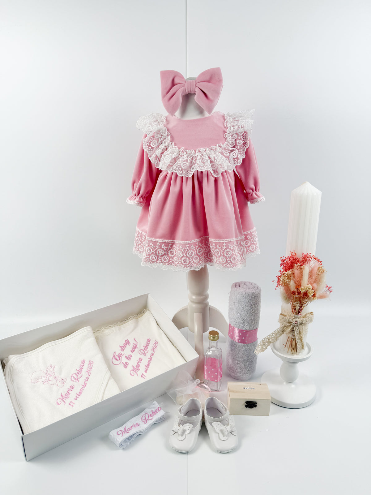 Set Botez Fetiță Ayana – Rochiță, Trusou, Lumânare și Pantofiori