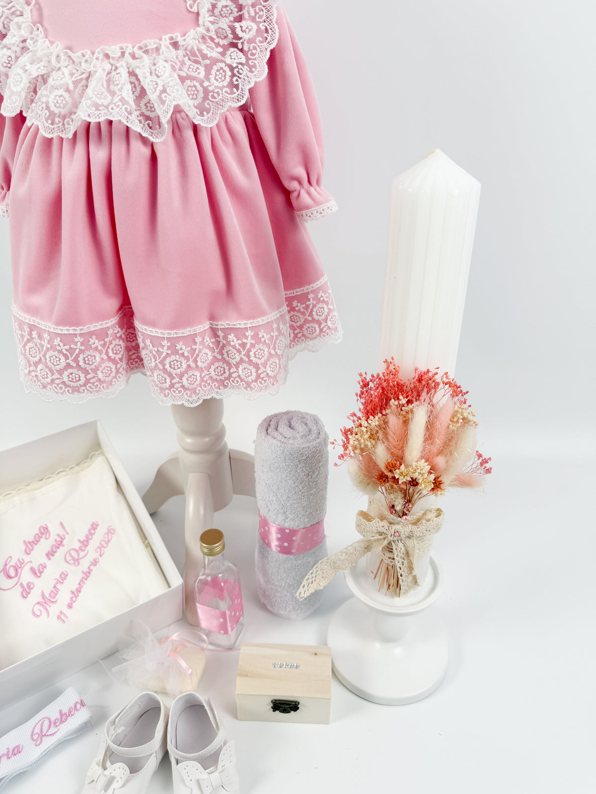 Set Botez Fetiță Ayana – Rochiță, Trusou, Lumânare și Pantofiori