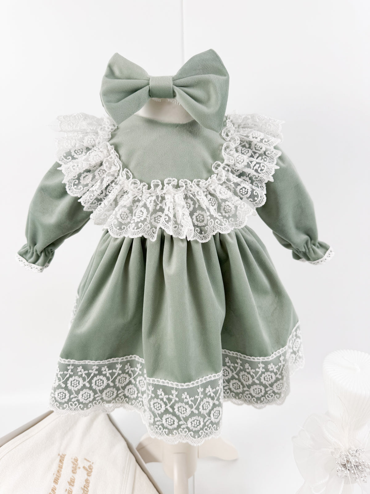 Set complet de botez pentru fetita Palma - verde salvie, cu rochita din catifea si dantela