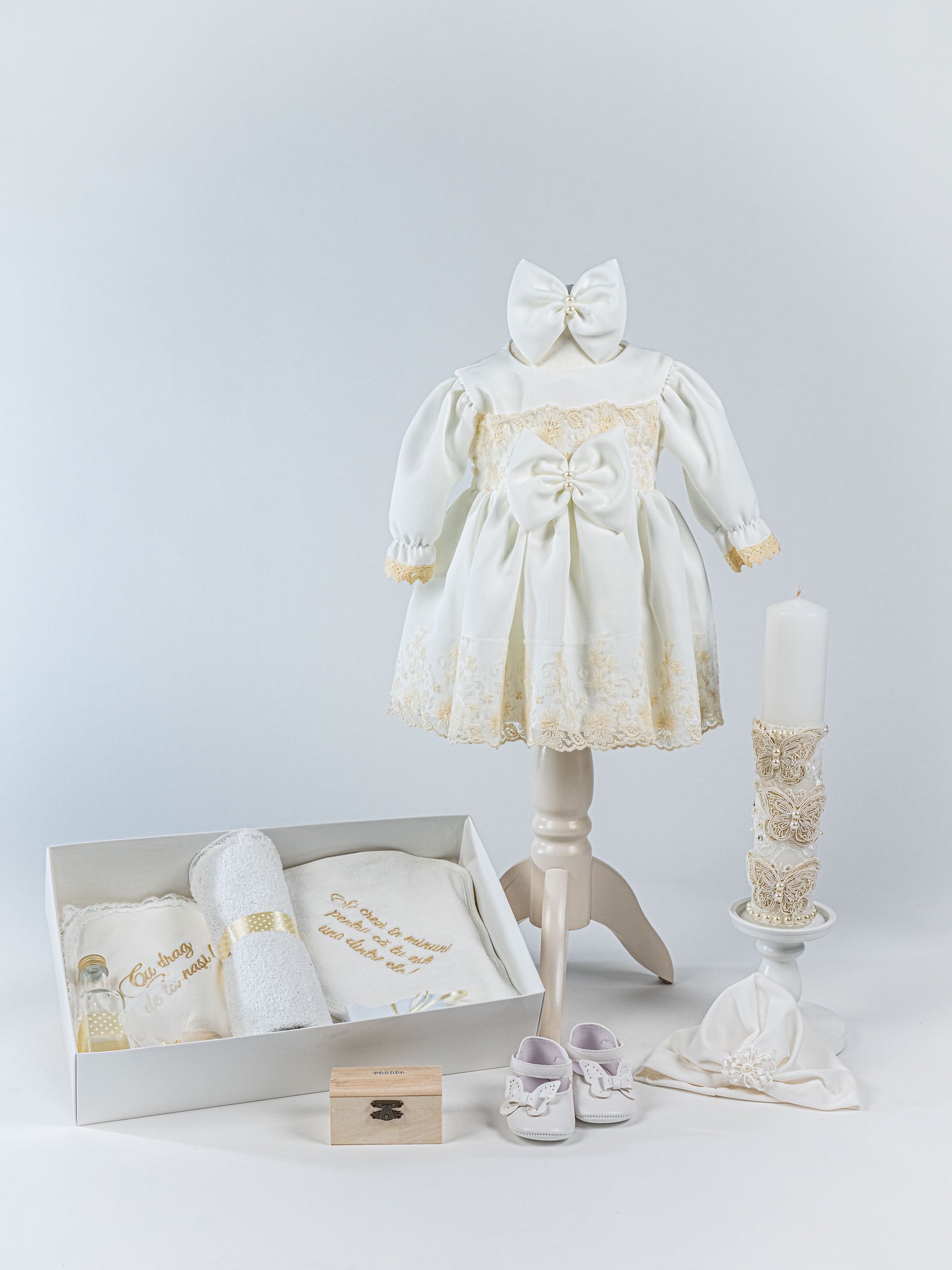 Trusou Botez Hand-made Complet cu Rochita Ivory si Cutie Depozitare - Roberta