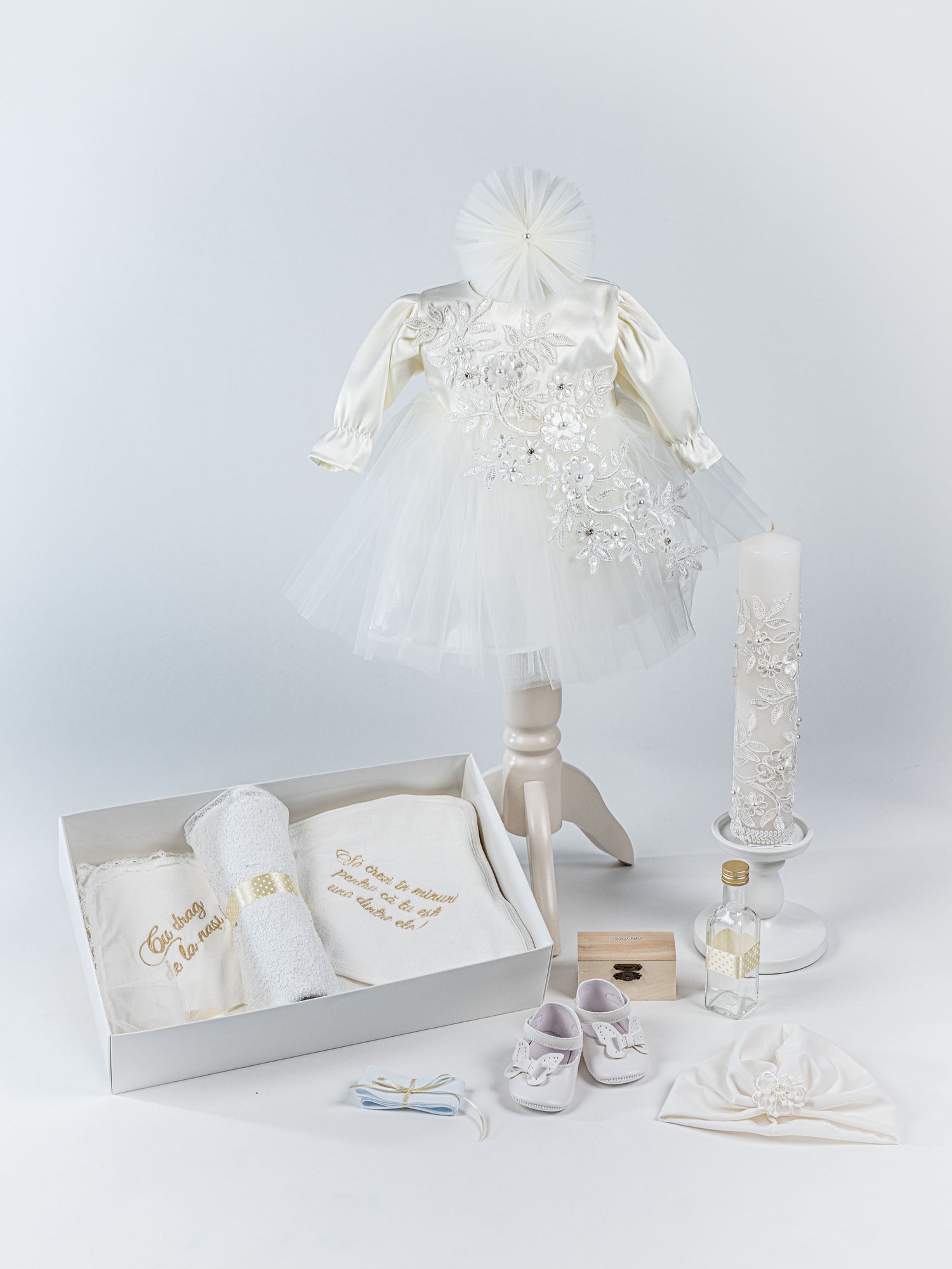 Trusou Botez Hand-made Complet cu Rochita Ivory si Cutie Depozitare - Louana
