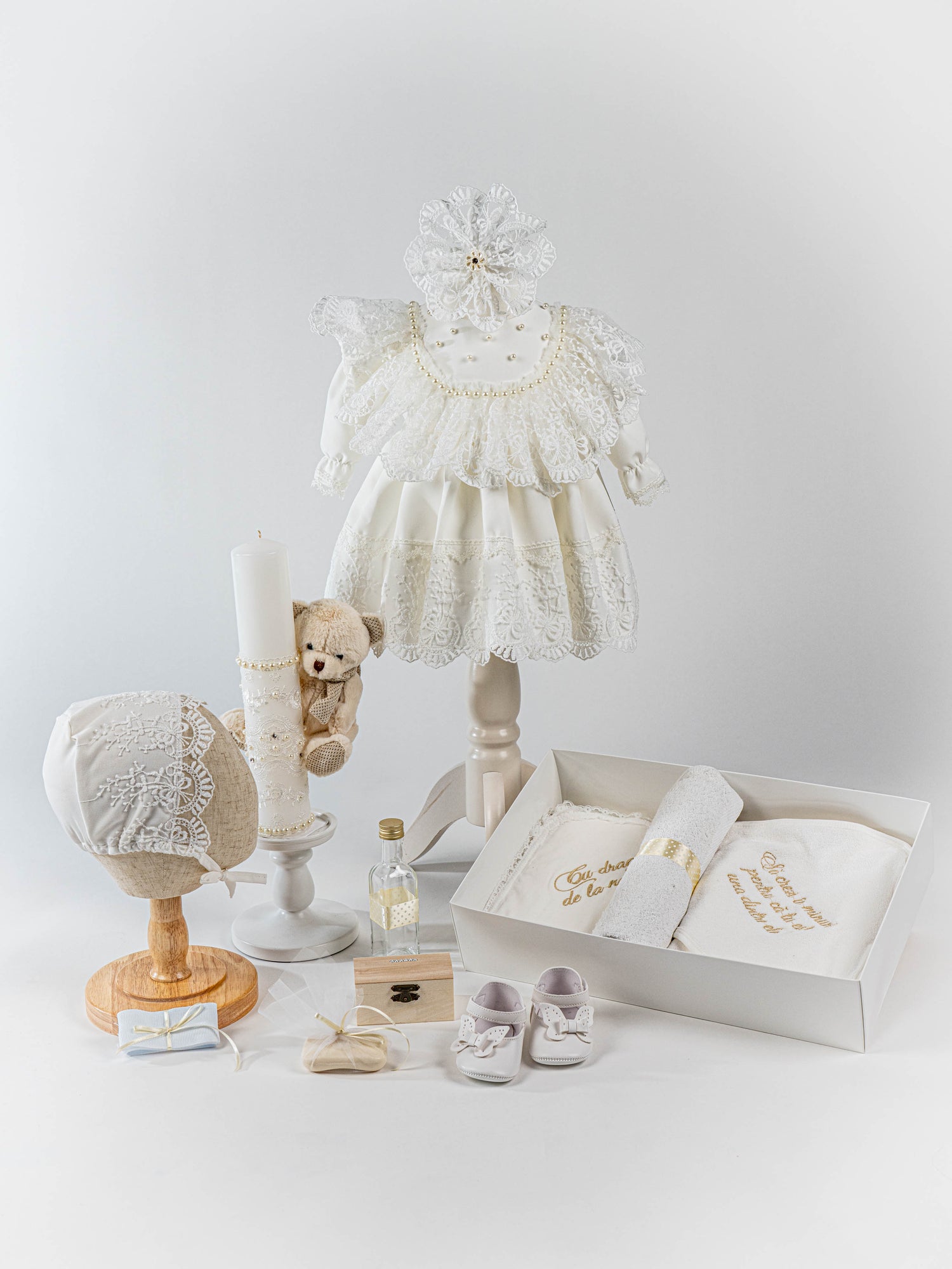 Trusou Botez Hand-made Complet cu Rochita Ivory si Cutie Depozitare Transparenta - Giuliana