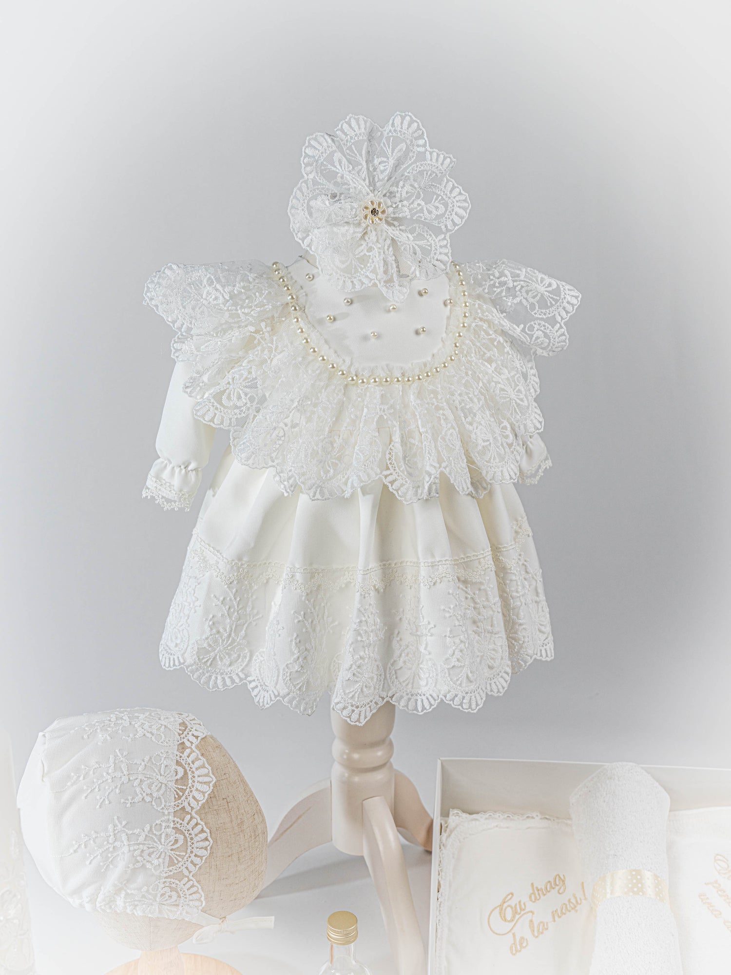 Trusou Botez Hand-made Complet cu Rochita Ivory si Cutie Depozitare - Vittoria