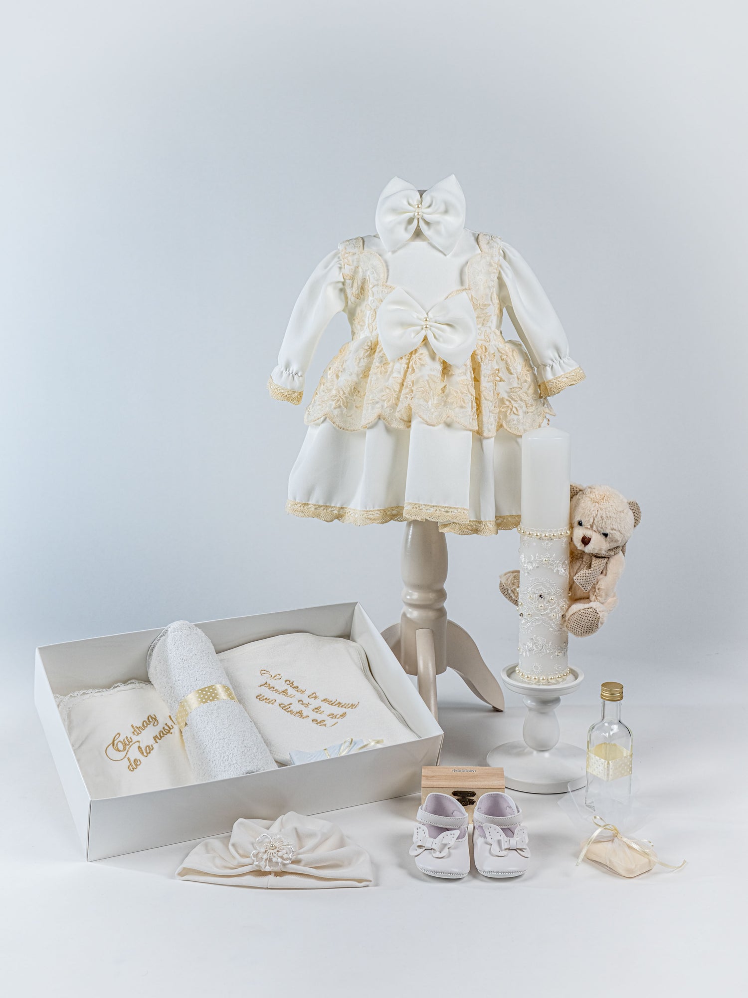 Trusou Botez Hand-made Complet cu Rochita Ivory si Cutie Depozitare - Margherita