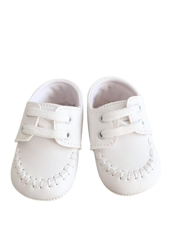 Botosei albi cu sireturi