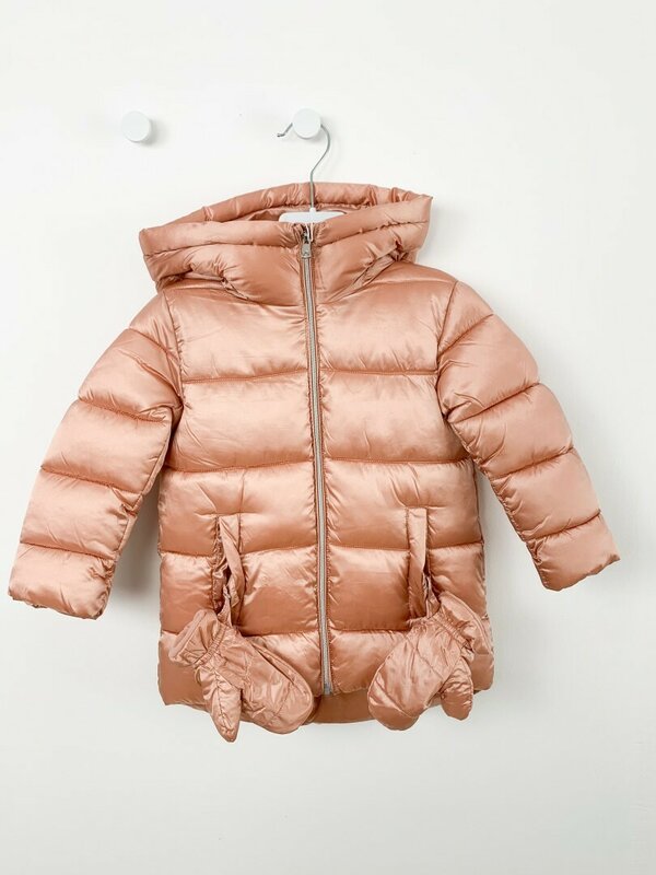 Geaca iarna fetita cu manusi