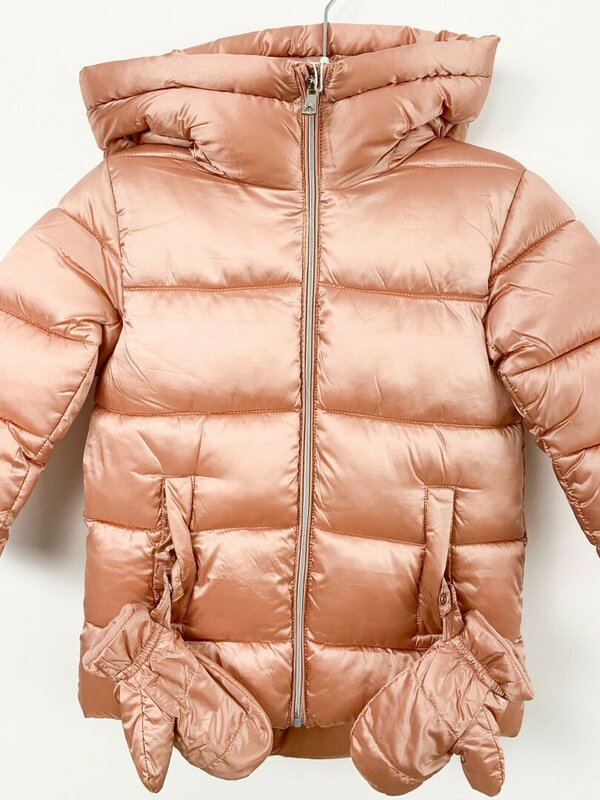 Geaca iarna fetita cu manusi