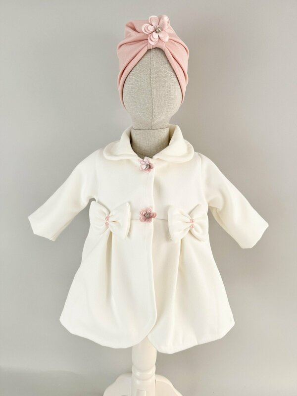 Palton alb cu floricele si fundite si turban roz