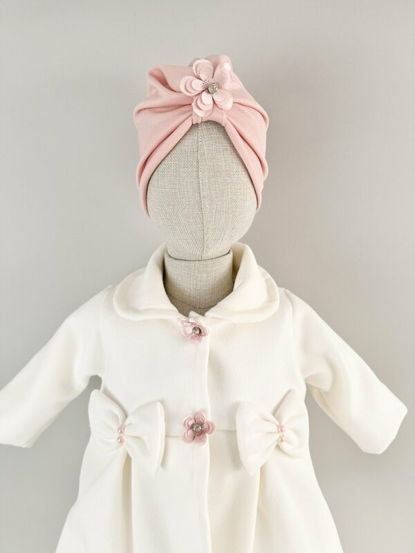 Palton alb cu floricele si fundite si turban roz