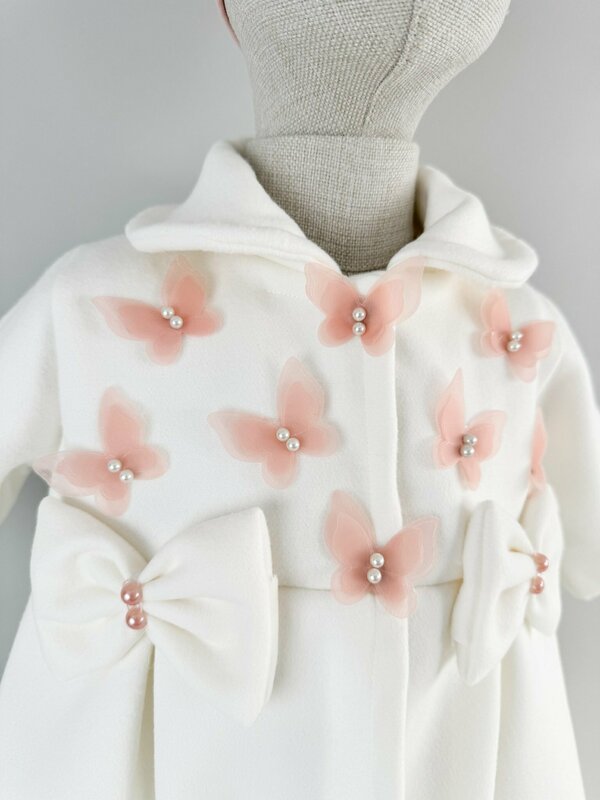 Palton alb cu fluturasi si fundite si turban roz