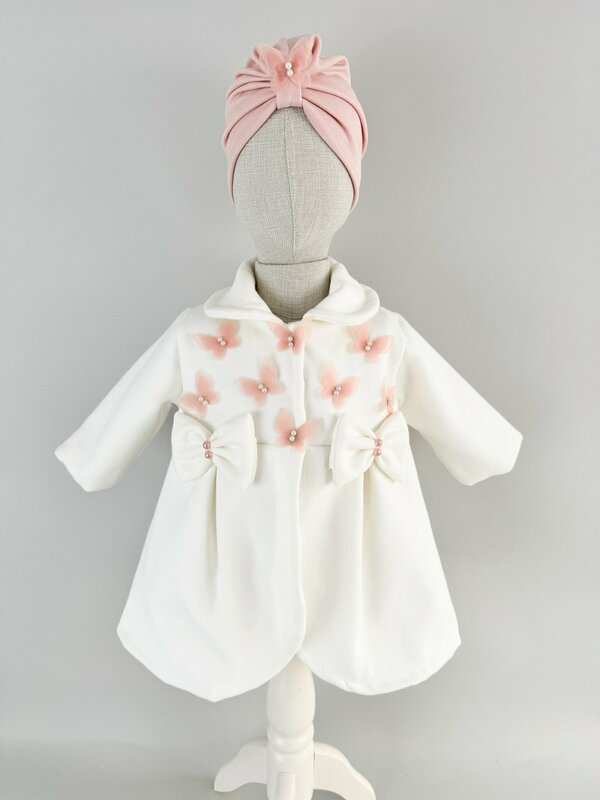 Palton alb cu fluturasi si fundite si turban roz