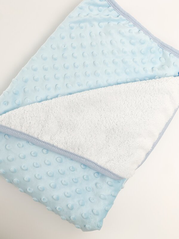 Patura bebelusi pufoasa cu bulinute - albastra