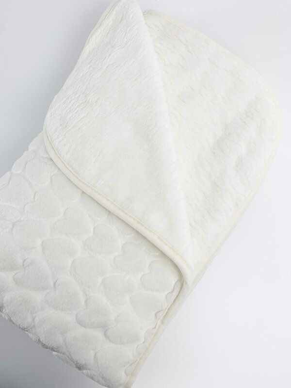 Patura bebelusi pufoasa cu inimioare - alba