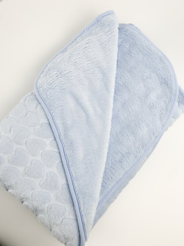 Patura bebelusi pufoasa cu inimioare - albastra