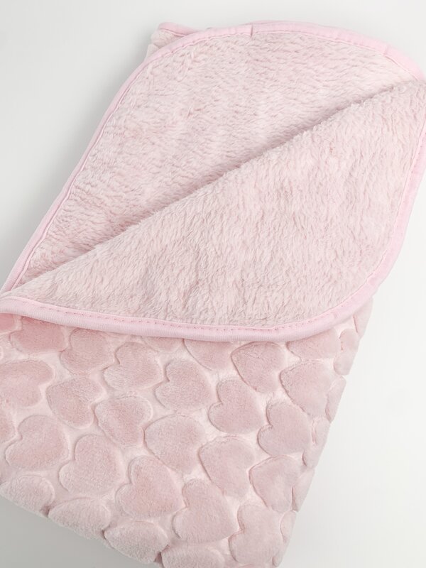 Patura bebelusi pufoasa cu inimioare - roz