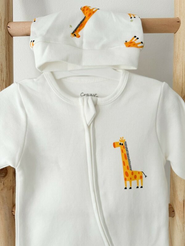 Salopeta bumbac alb cu girafa