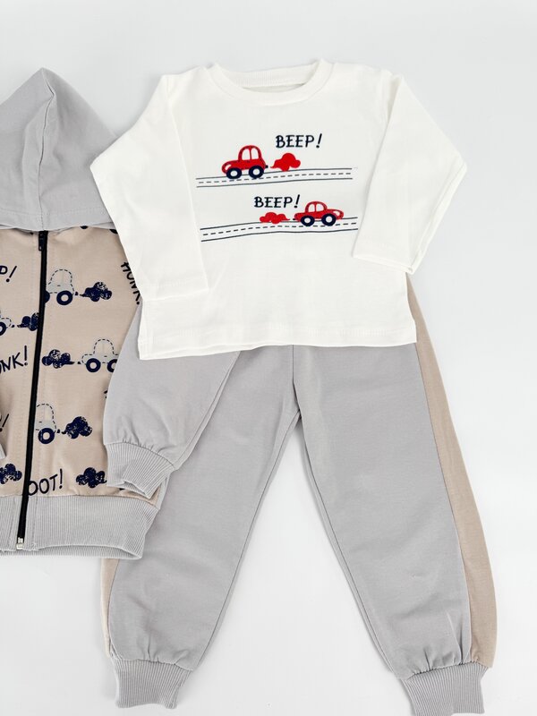 Trening gri baiat cu masinute