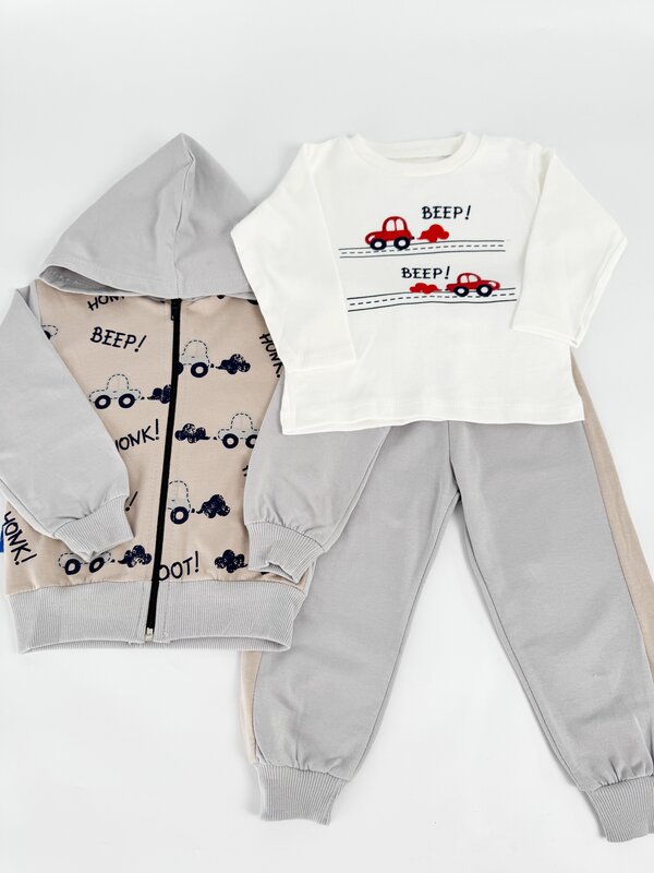 Trening gri baiat cu masinute