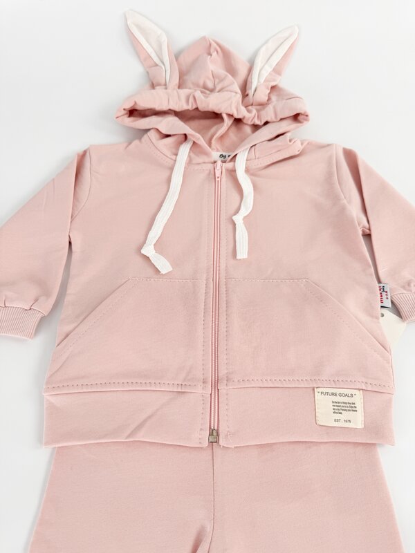 Trening roz fetita cu urechi de iepuras