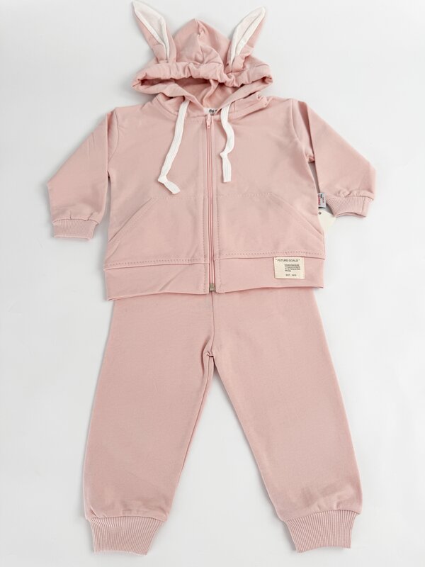 Trening roz fetita cu urechi de iepuras