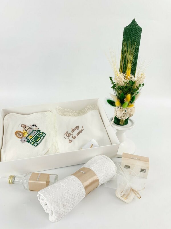 Trusou baiat cu animalute in masina si lumanare verde din ceara naturala