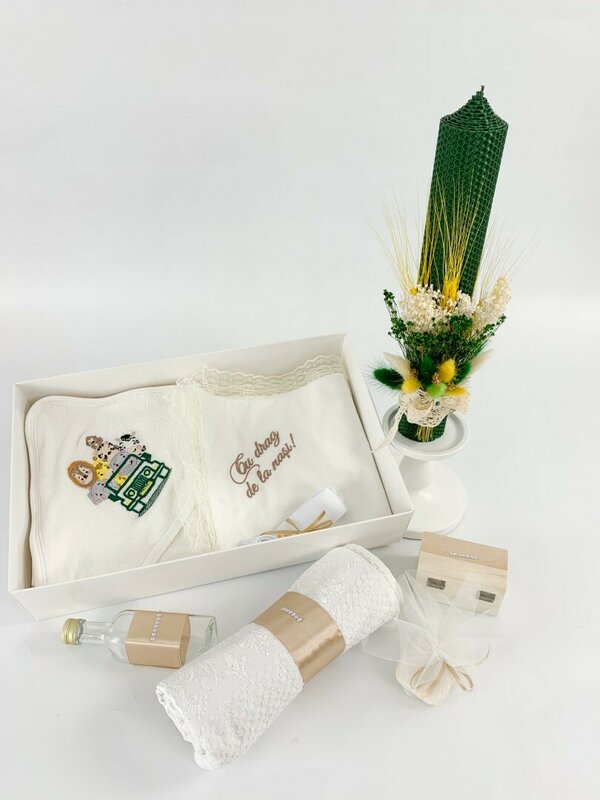 Trusou baiat cu animalute in masina si lumanare verde din ceara naturala